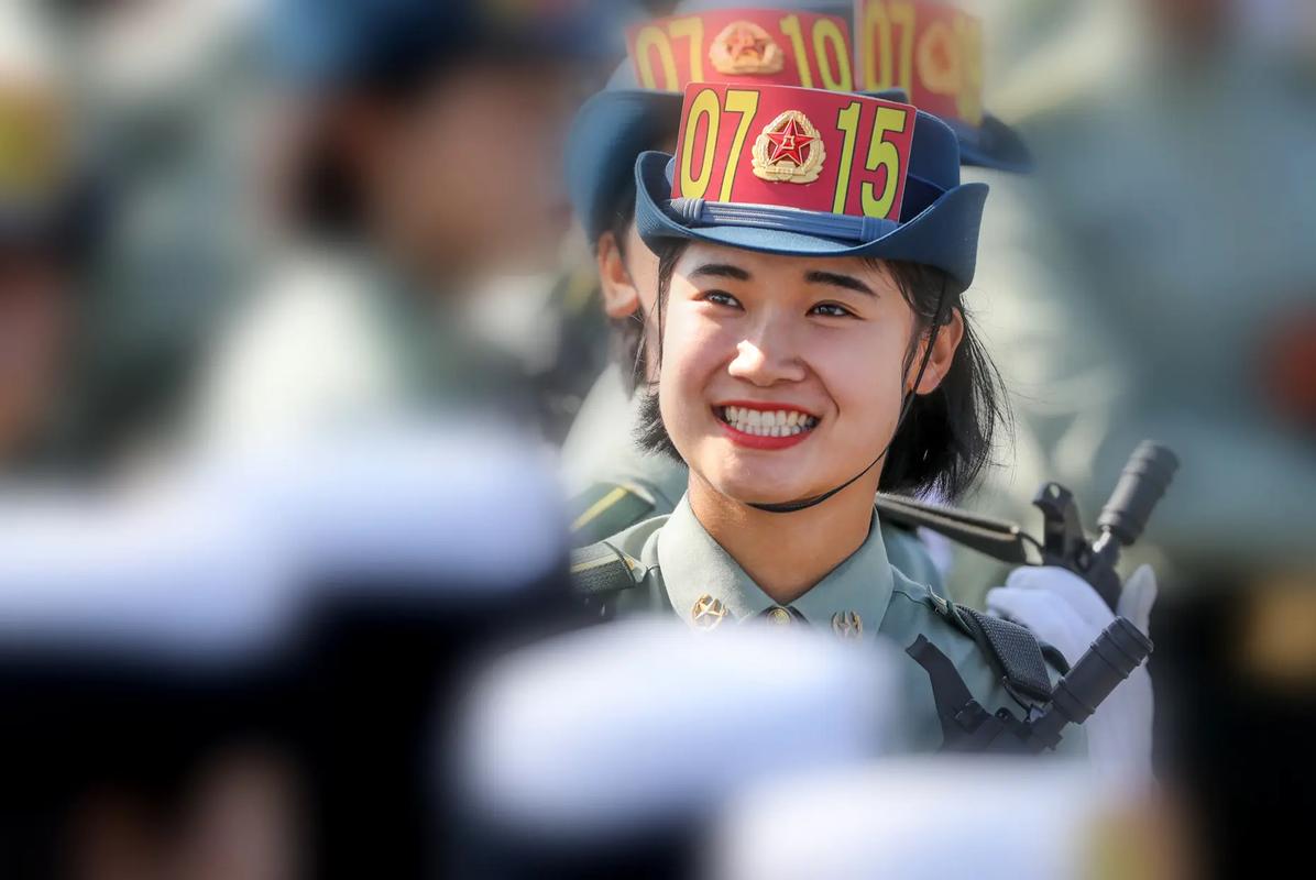 最漂亮的中国女兵朱诛，英勇与美丽的完美结合，英勇与美丽并存，中国最美女兵朱诛的风采