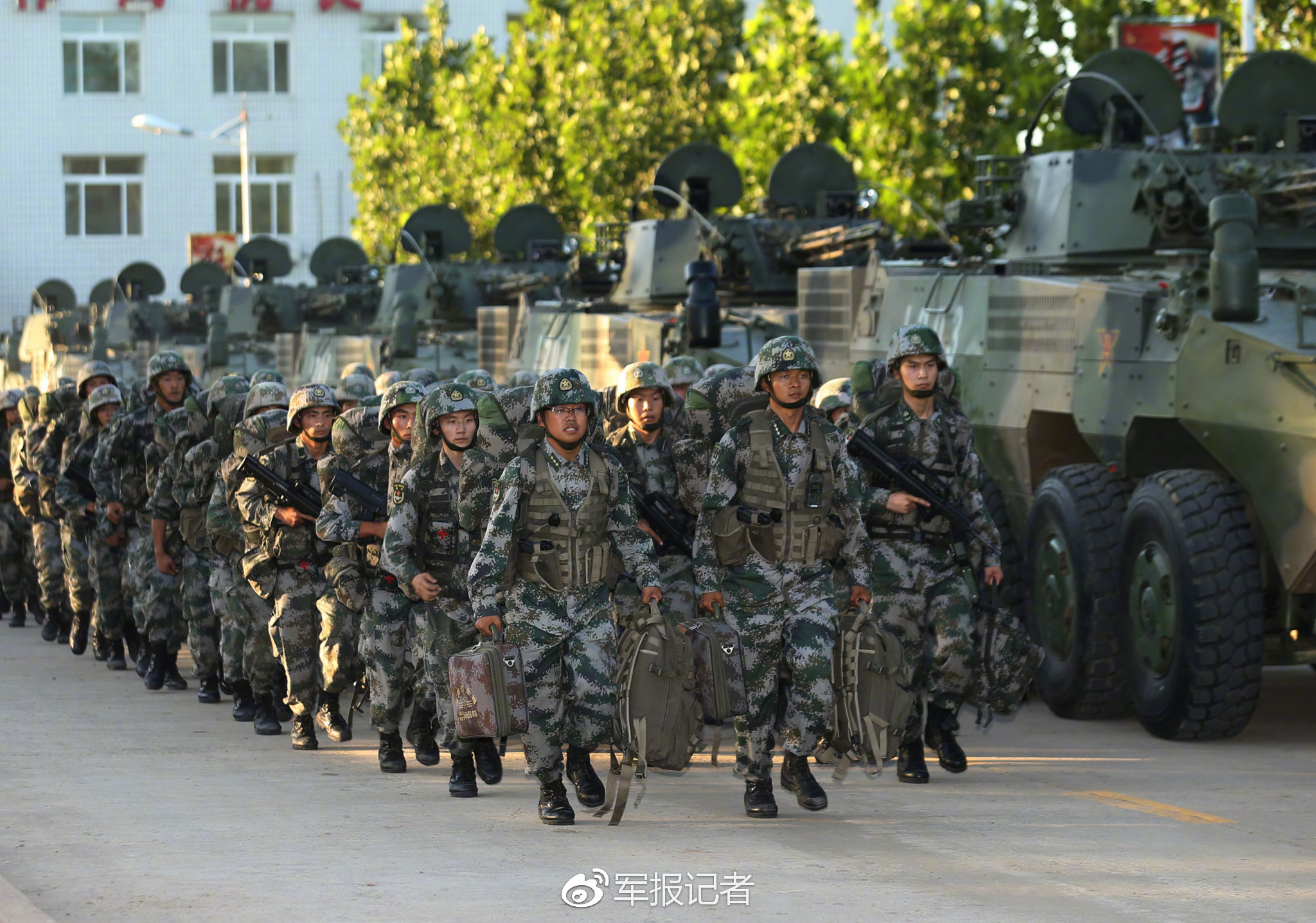 解放军西部战区，守护边疆，展现大国力量，解放军西部战区，守护边疆，彰显大国力量
