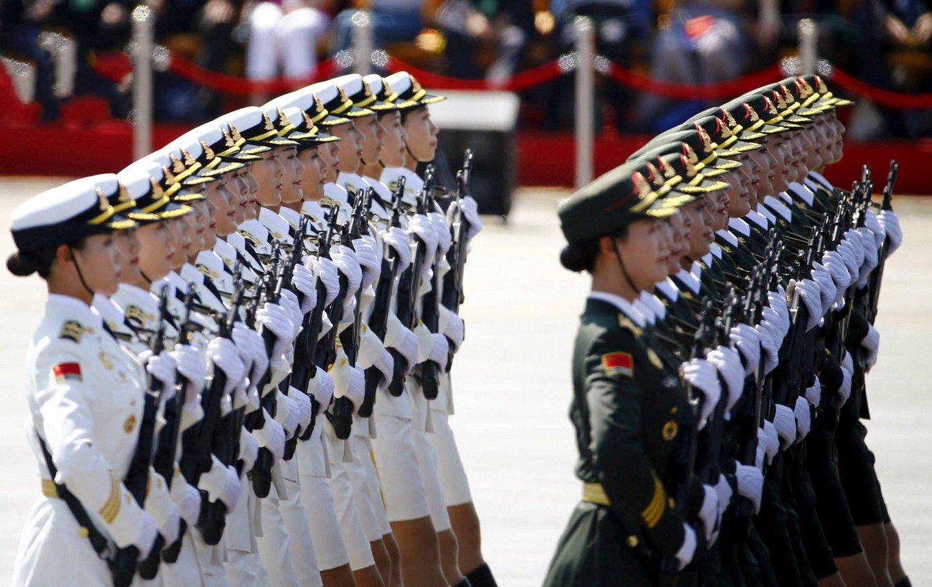 阅兵方阵里士兵们个个腰杆挺直，展现国家力量与荣耀的象征，阅兵方阵展现国家力量与荣耀的象征，士兵腰杆挺直，精神抖擞